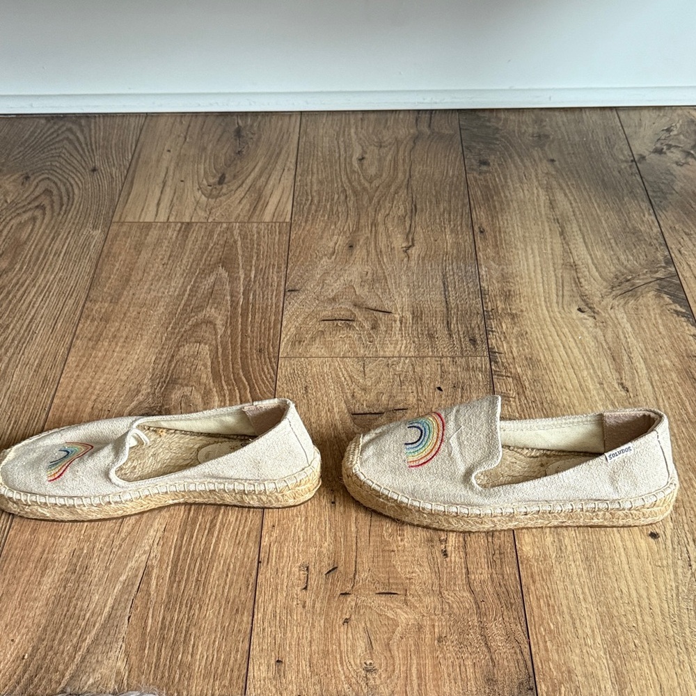 Like new Soludos Light Beige Slippers with Rainbow - Worn once! Women’s size 6.5 - Picture 8 of 10